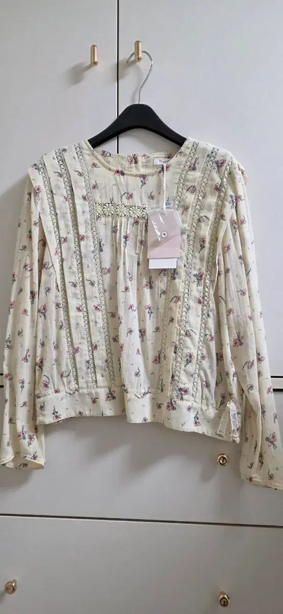 新品)サースデーアイランド フラワー パータン レース ブラウス