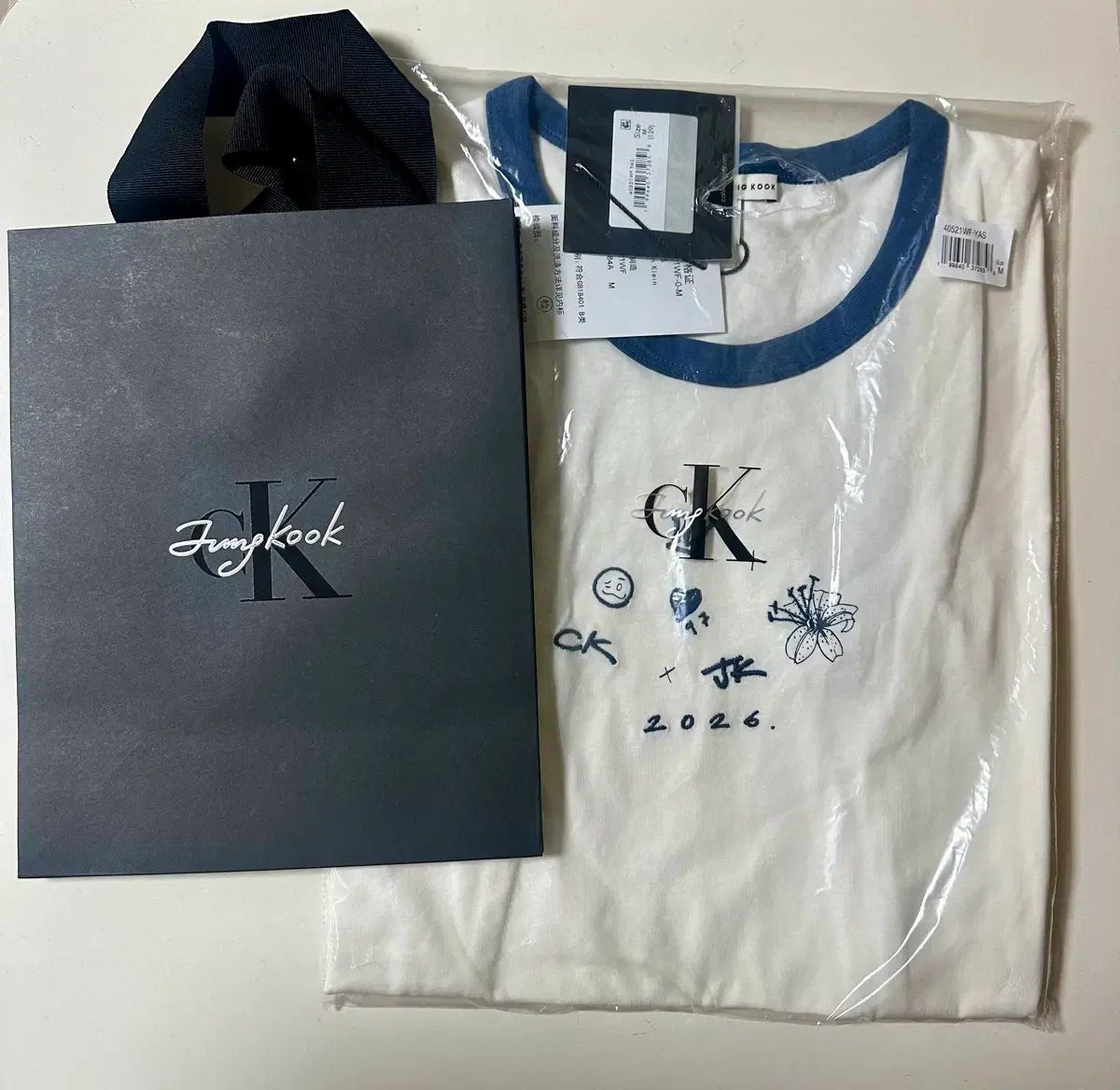 Calvin Klein カルバン・クライン CK ジョングク(JUNGKOOK・JK・グク) コラボ グラフィック リンガー ベイビー 半袖 Tシャツ(未開封)