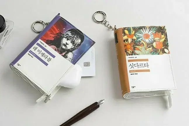 世界文学キーホルダーポーチ 2種 新品 レミゼラブル シッダールタ