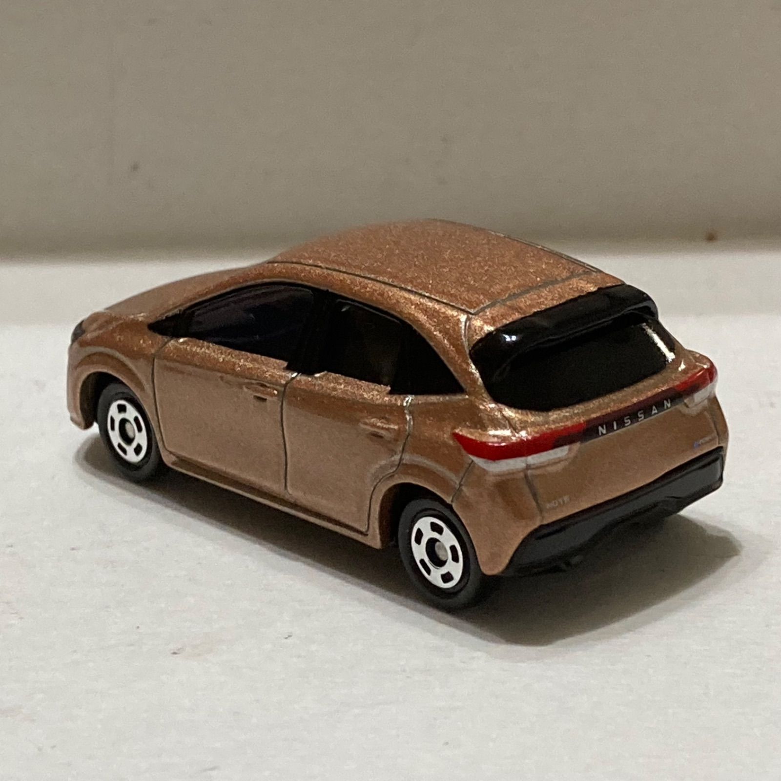 トミカ】日産 ノート (3代目・E13型／カッパー(銅色)) ／ 未使用（検品