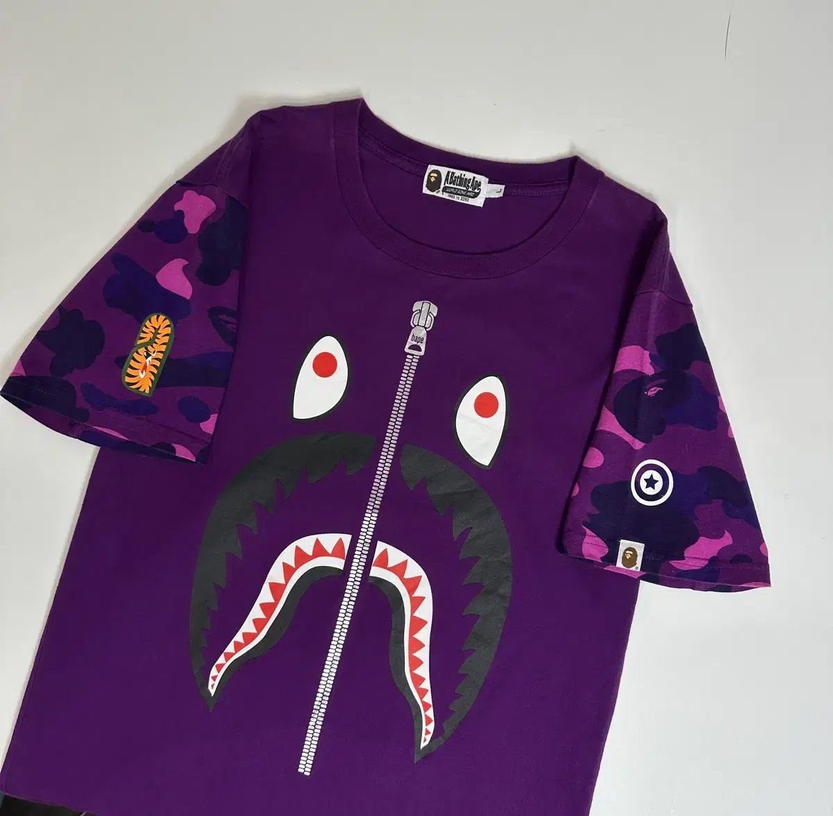 BAPE アベイシングエイプ シャーク カモフラージュ 半袖 (PURPLE L)