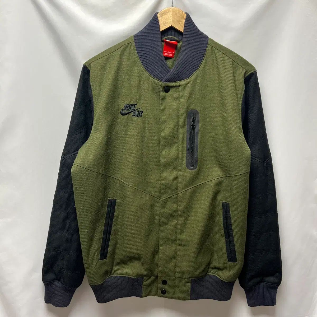 正規品/L NIKE エア スウッシュ カーキ ブルゾン スタジャン
