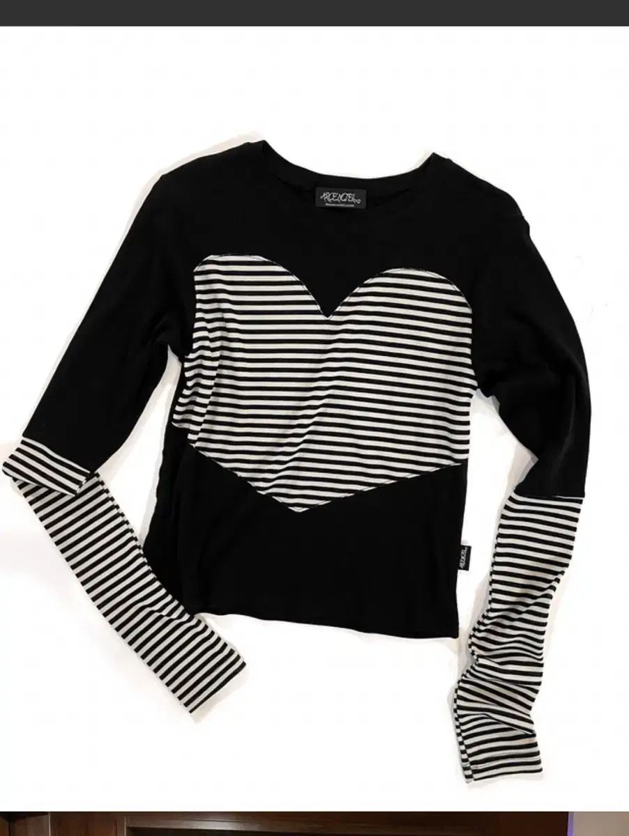 アコンシエル ハート ストライプ Tシャツ 8,894円