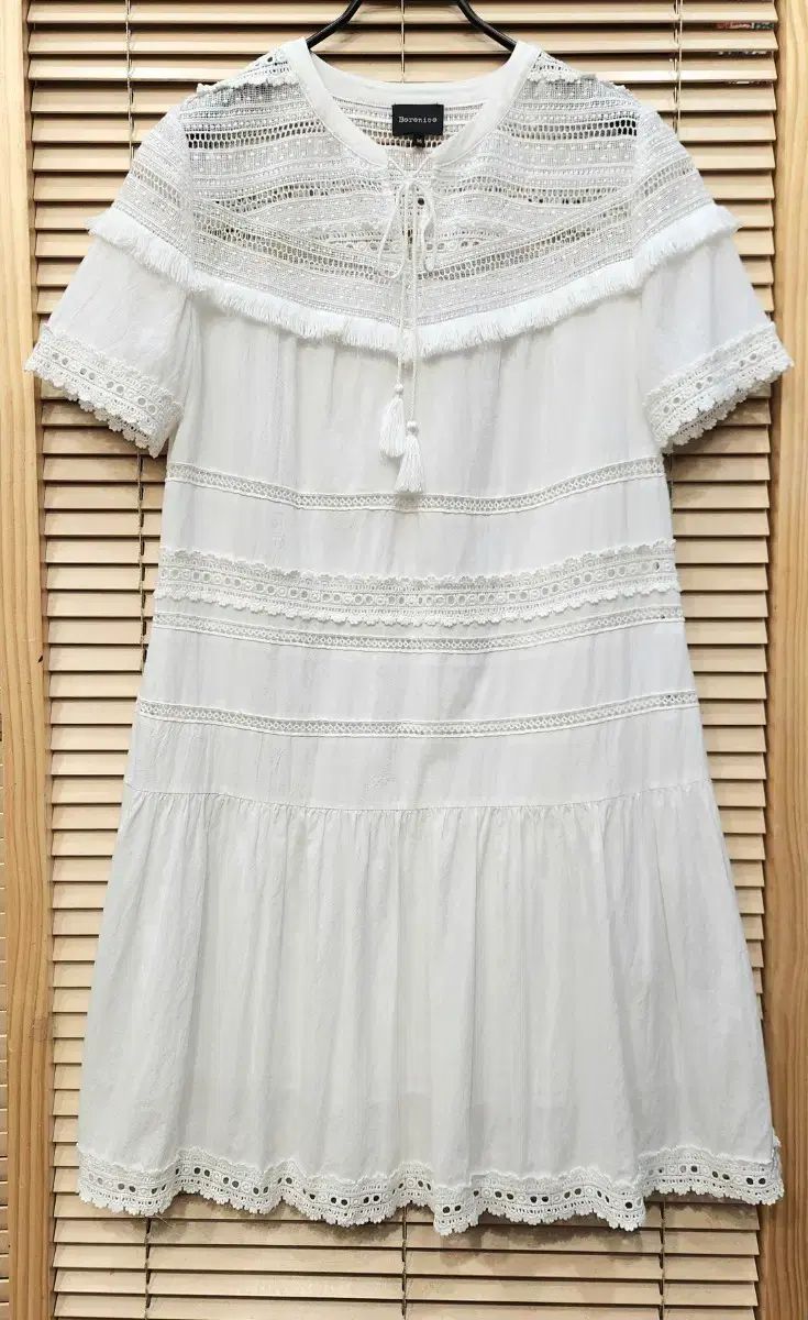 ハンサム BERENICE 白 レイ ス ミニ ワンピース 4,810円