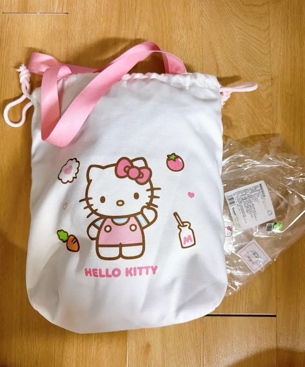新品 サンリオ ハローキティ 巾着バッグ 保冷バッグ ポーチ