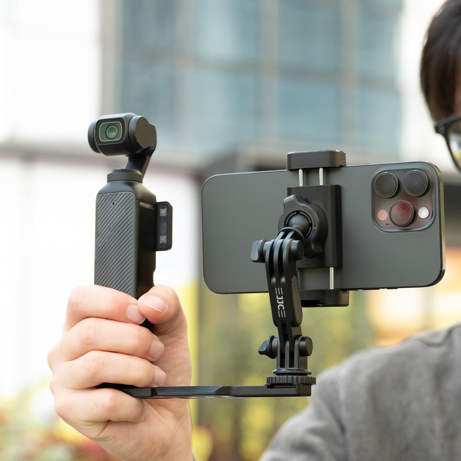 新品 JJC Dji Osmo Pocket 4 Osmo Pocket 3 スマホホルダー グリップ式 スマホ三脚マウント カメラとスマホ同時撮影 1/4ネジ/穴/コールドシュー付き アルカ式 アルミ合金製 縦横撮影可能 角度自由調整 手持ち可能 三脚に取
