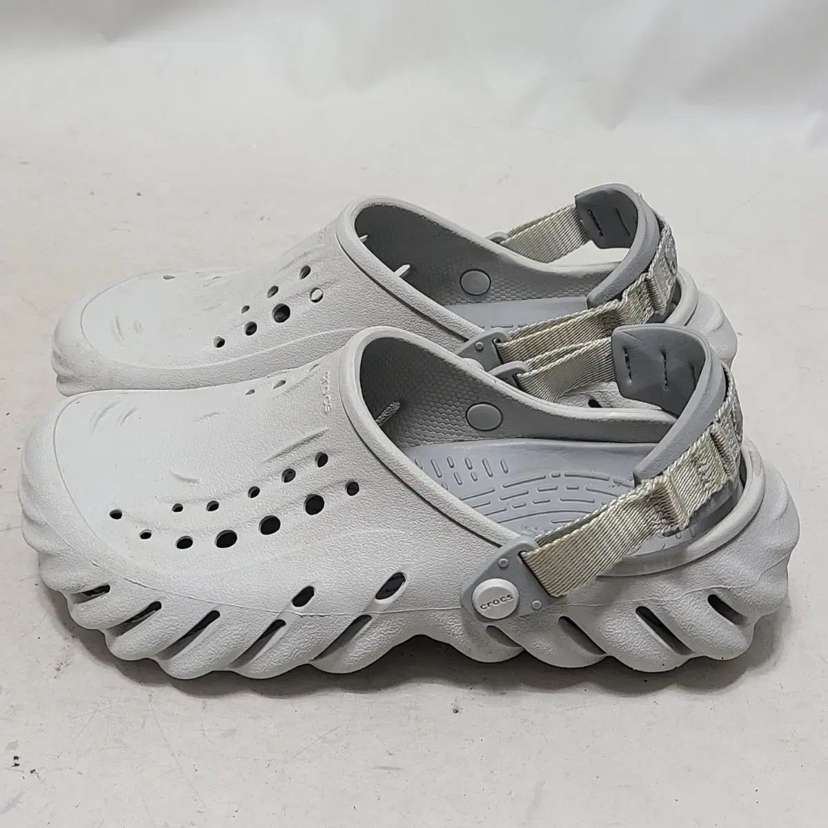 1) 255 Crocs Echo クロッグ ライトグレー