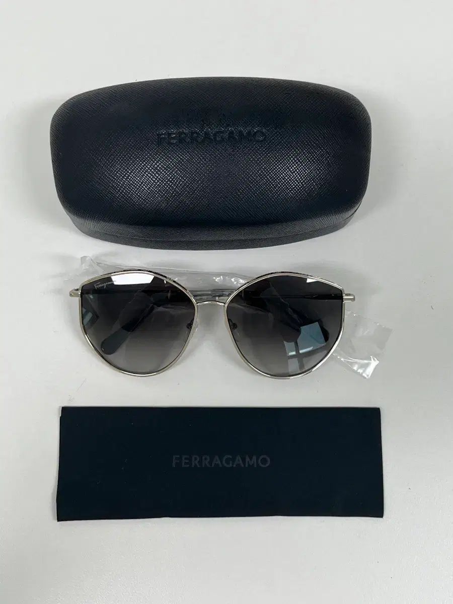 正規品 Salvatore Ferragamo サルヴァトーレ・フェラガモ メタル サングラス SF264S 785 10,440円