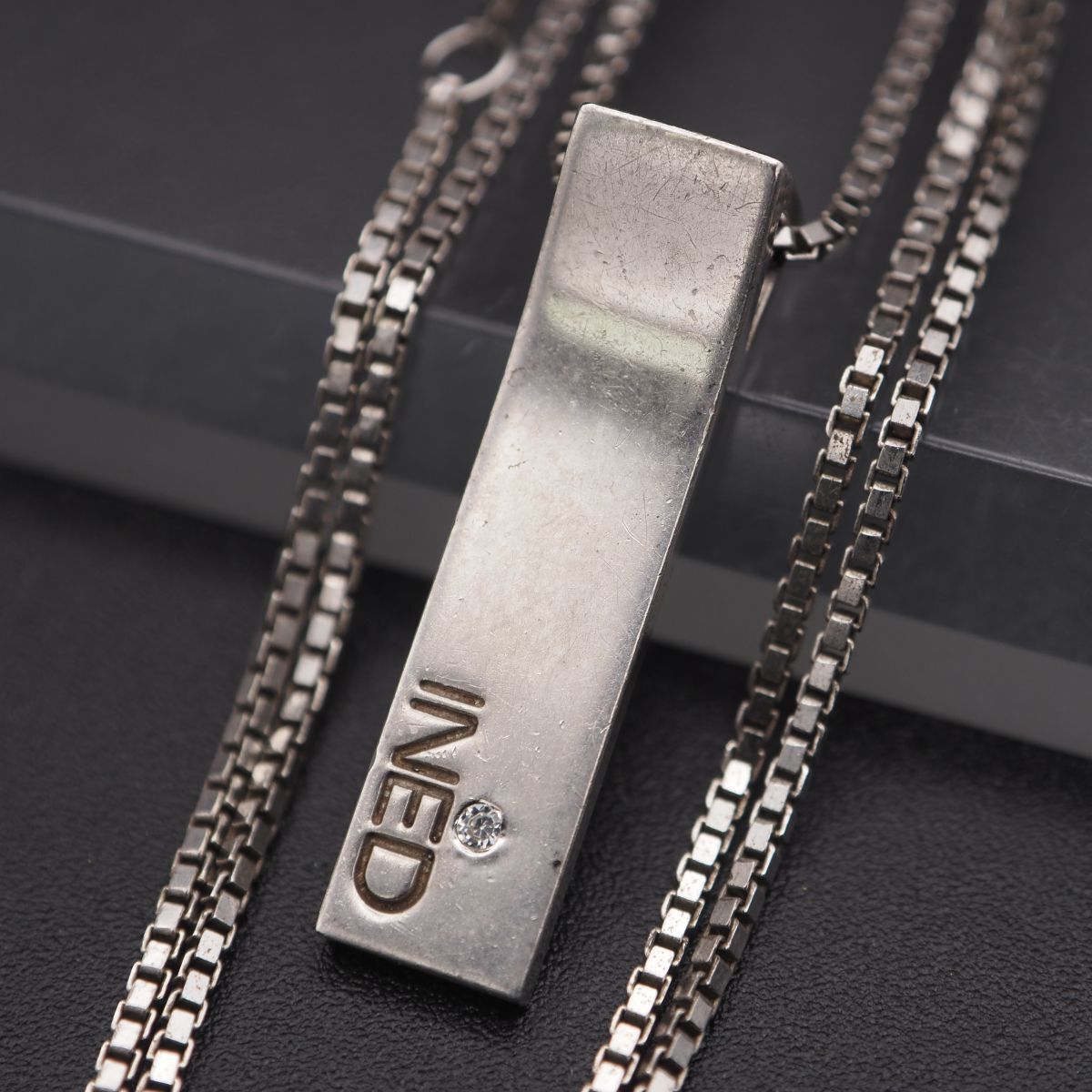 W632 イネド INED STERLING SILVER925刻印 ペンダント ネックレス ダイヤモンド風 ロゴ バータグ デザイン シルバー