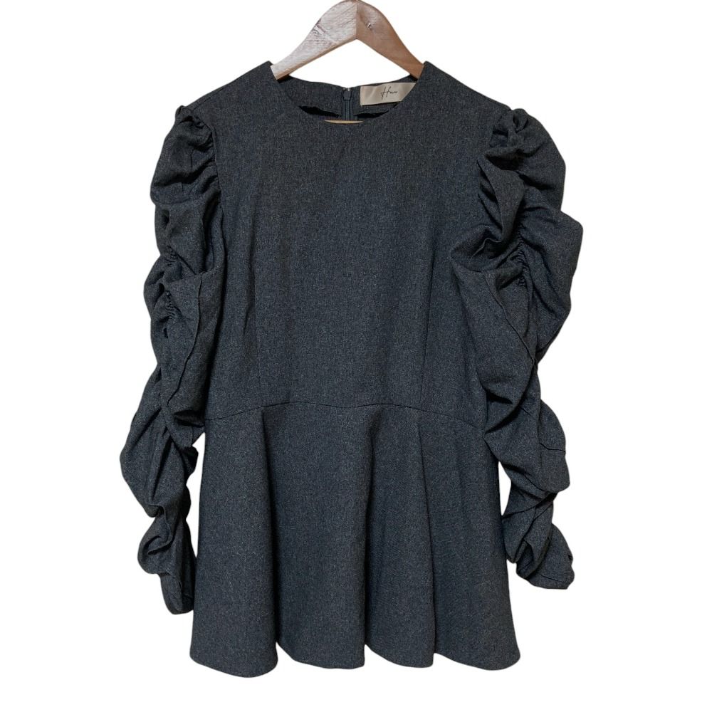 Heve シャーリングペプラムブラウス 美品 23AW Heve ヘイブ シャーリングスリーブ ぺプラムブラウス HE13