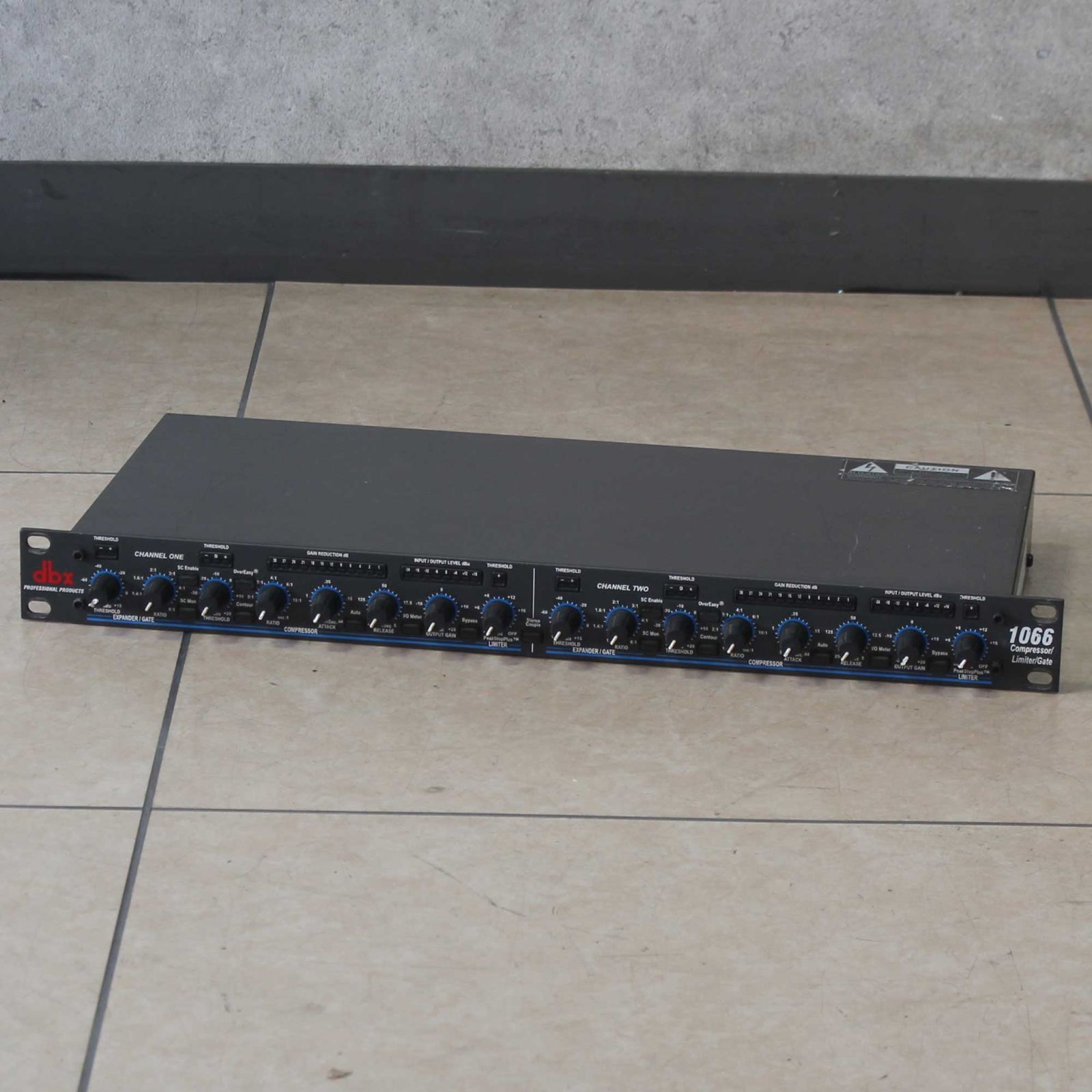 中古 dbx 1066 compressor/Limiter/Gate 2chのコンプレッサー/リミッター/ゲート。2つのチャンネルはステレオ動作が可能