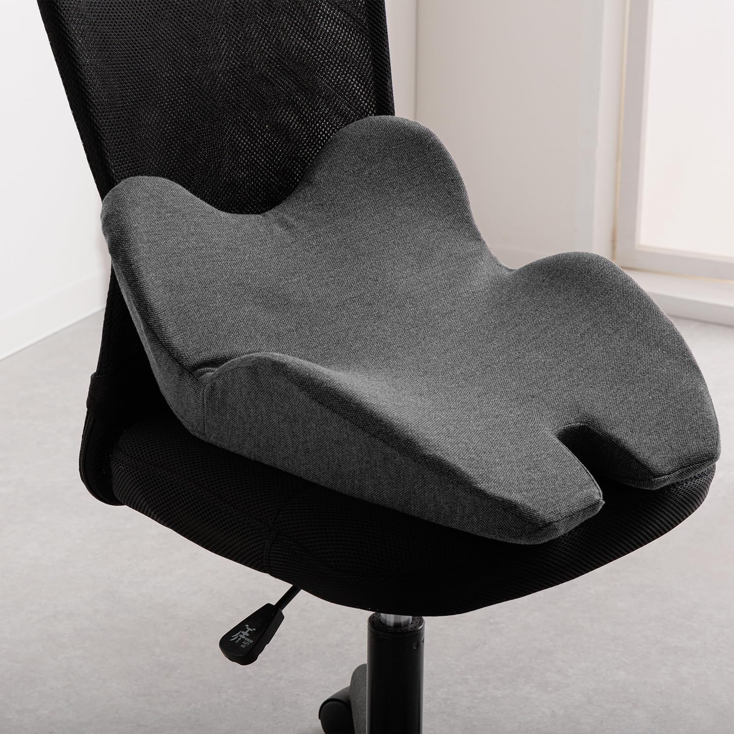 新品 イケヒコ クッション 座布団 無地 オフィス サポート 「フィース」 ブラック 約45×40cm お尻をすっぽり包み込む デスクワーク 快適 通気性 腰までしっかり 姿勢 汚れ目立ちにくい 事務所 不満解消 長時間 ＃1212080038301
