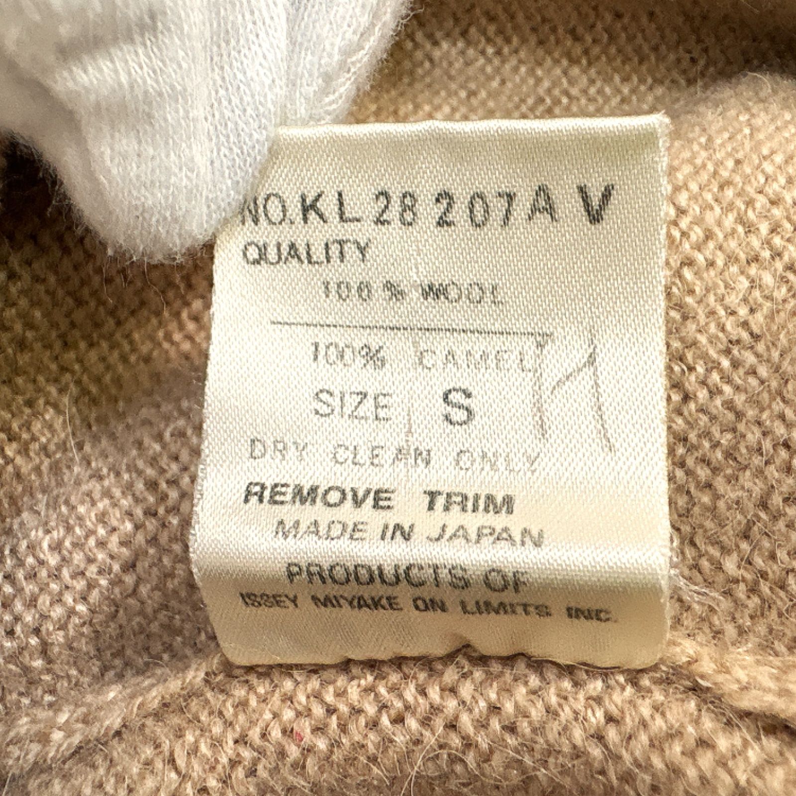 ISSEY MIYAKE イッセイミヤケ　カーディガン　ベージュ　ブラウン系 ISSEY MIYAKE イッセイミヤケ ウールニット ジャケット カーディガン