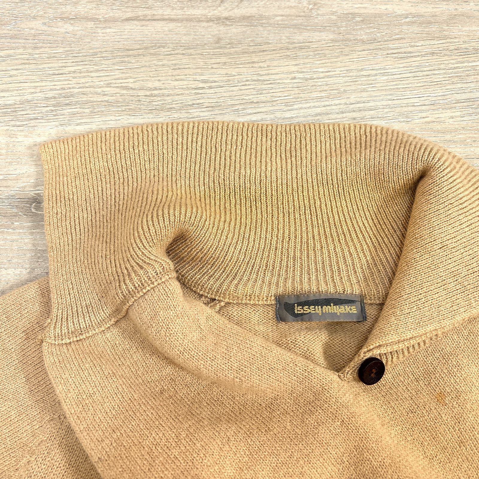 ISSEY MIYAKE イッセイミヤケ　カーディガン　ベージュ　ブラウン系 ISSEY MIYAKE イッセイミヤケ ウールニット ジャケット カーディガン