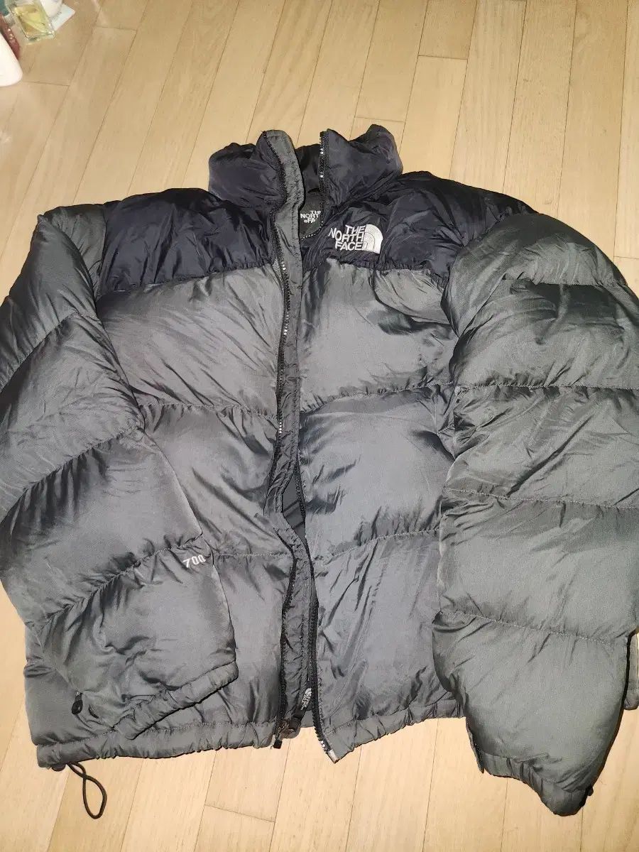 THE NORTH FACE ザノースフェイス 700 Nuptse(ヌプシ) ダウン ブラック/グレーです