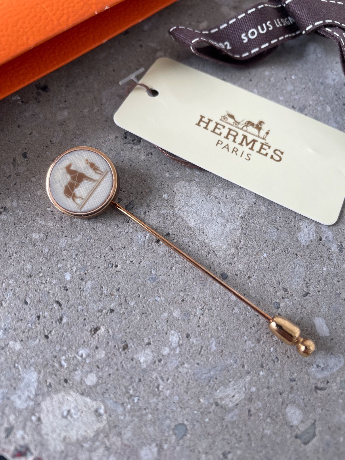 【美品】エルメス コロゾ ピンブローチ ネクタイピン HERMES 馬車 HERMES エルメス コロゾ ピンブローチ コサージュ ゴールド 馬車柄