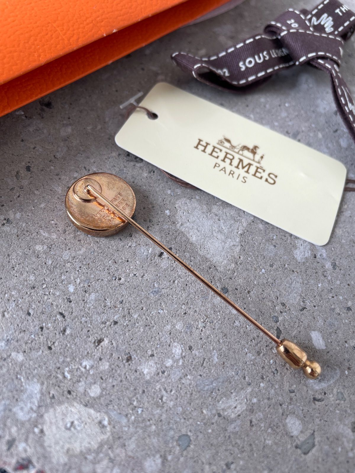 HERMES　エルメス　コロゾ　ピンブローチ　馬　ゴールドカラー HERMES エルメス コロゾ ピンブローチ コサージュ ゴールド 馬車柄