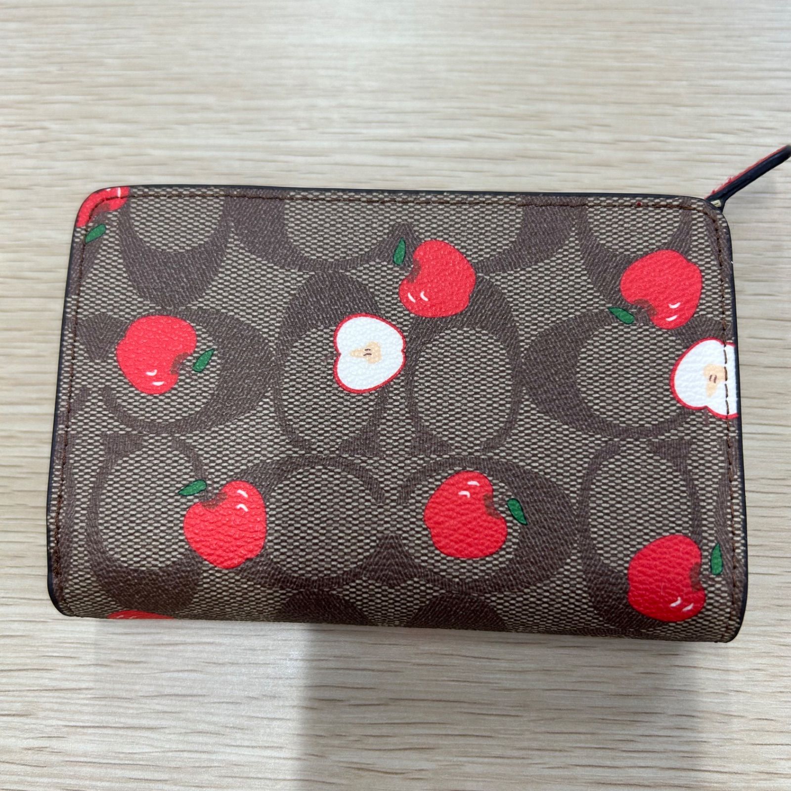 COACH 二つ折り財布 りんご柄 - メルカリ