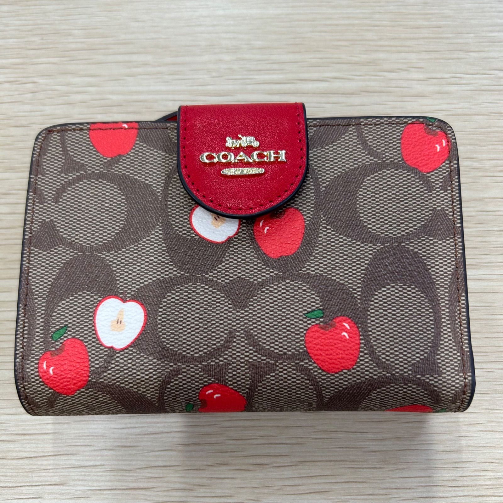 COACH 二つ折り財布 りんご柄 - メルカリ