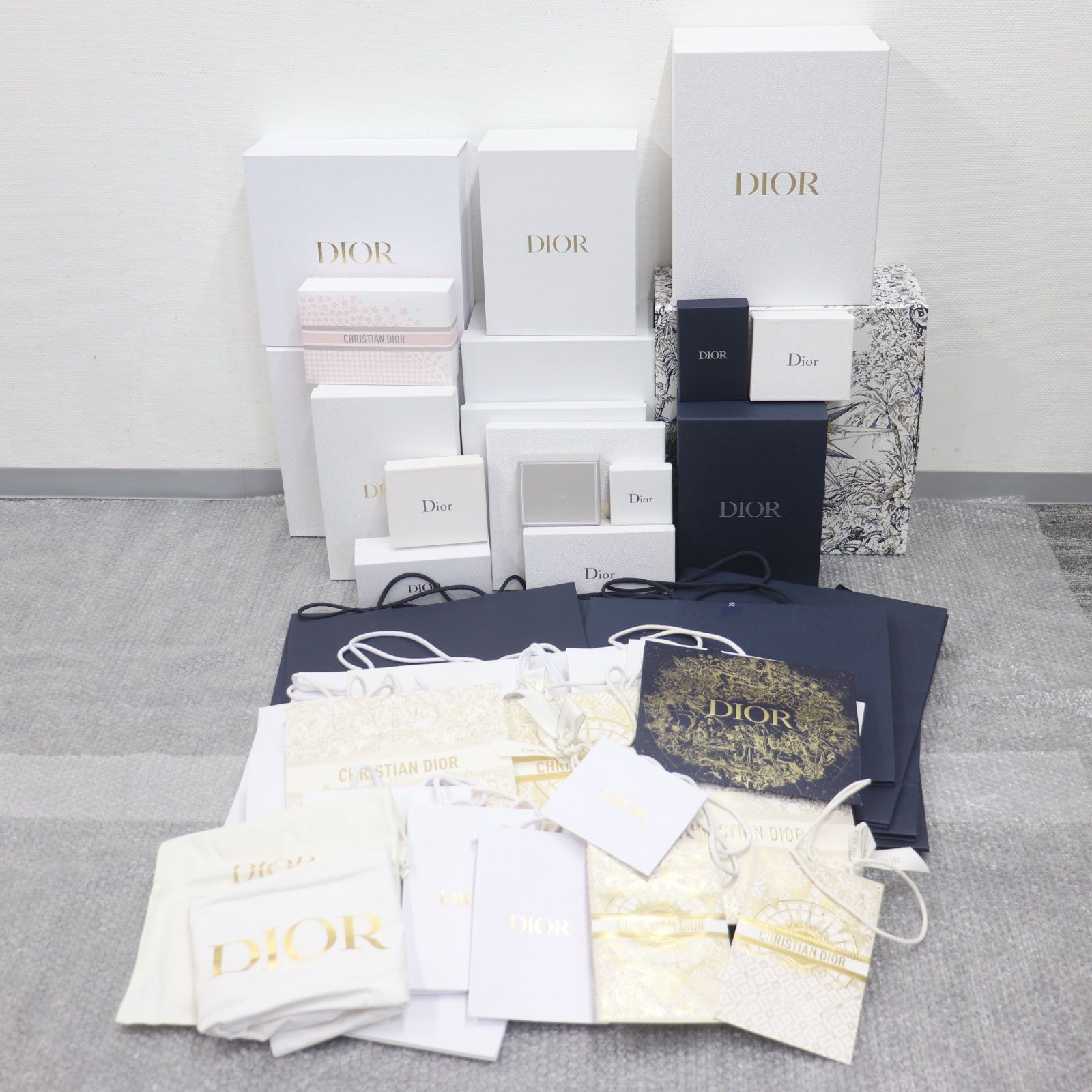 K*I様 Dior ジッパー付き収納ボックス ホワイト　ミラー付き ITZP9A9RNEAS Dior ディオール BOX 空き箱 ショッパー 純正 紙袋 保存