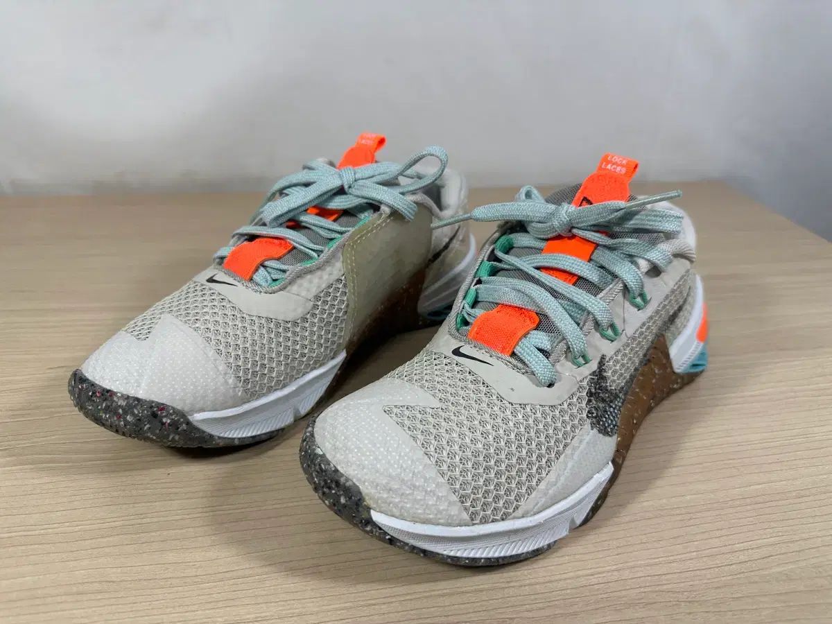 NIKE トレーニングシューズ メトコン8 ベージュ/オレンジ 230