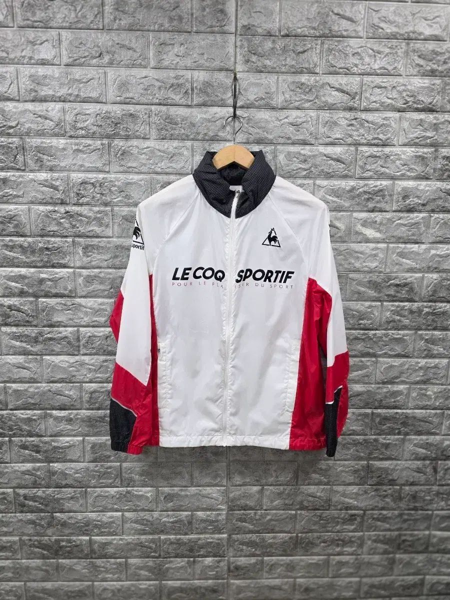 le coq sportif（ルコックスポルティフ） 薄い ウィンドブレーカー 白、レッド オーバーサイズ 帽子も付いています