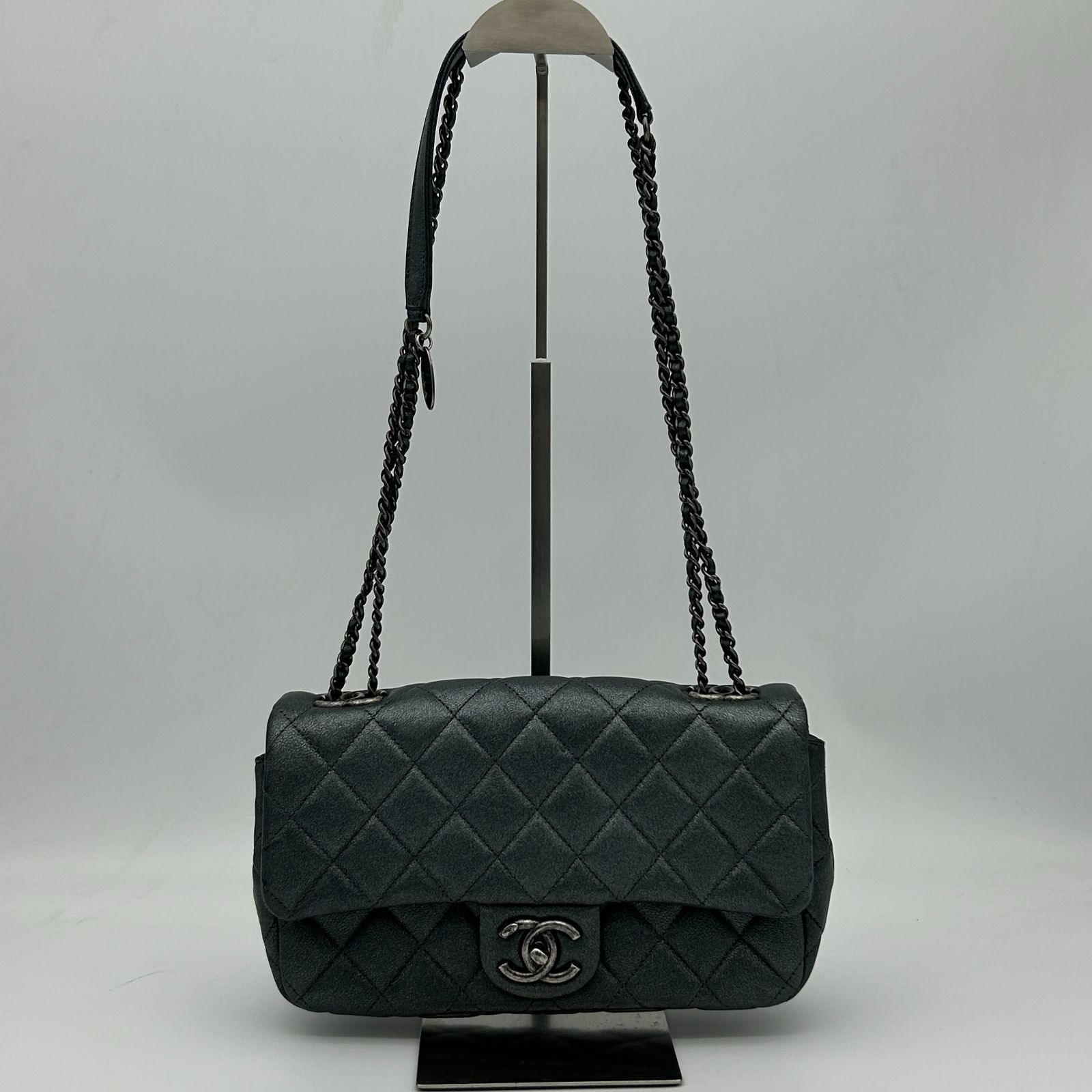 CHANEL（シャネル）　マトラッセ チェーンショルダーバッグ　グレーシルバー　21番　【中古】