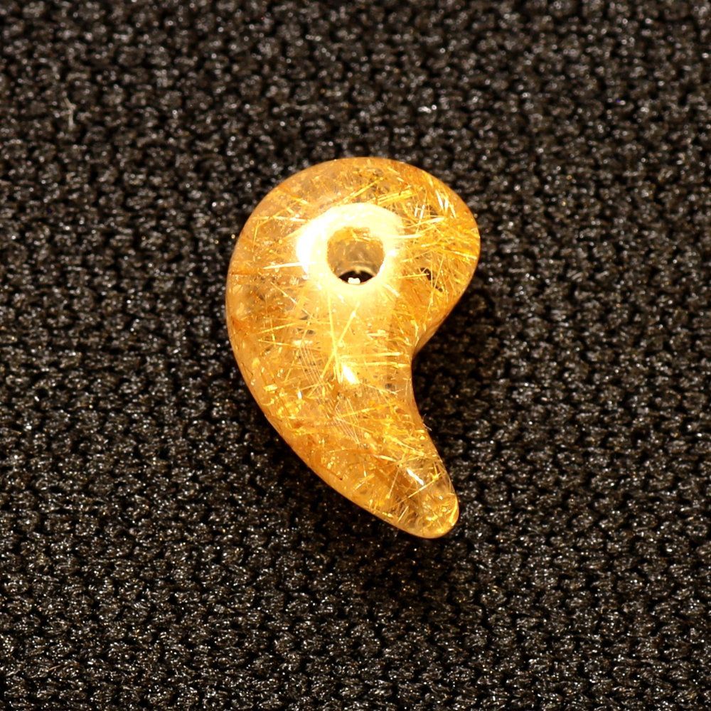 天然石 勾玉ゴールドルチル 約0.7g 奥行ある密集したルチル 仕事運 成功 お守り GHM27 交換用ゴム付＆巾着付 財運 石 京海堂　天然石の卸　京の蔵