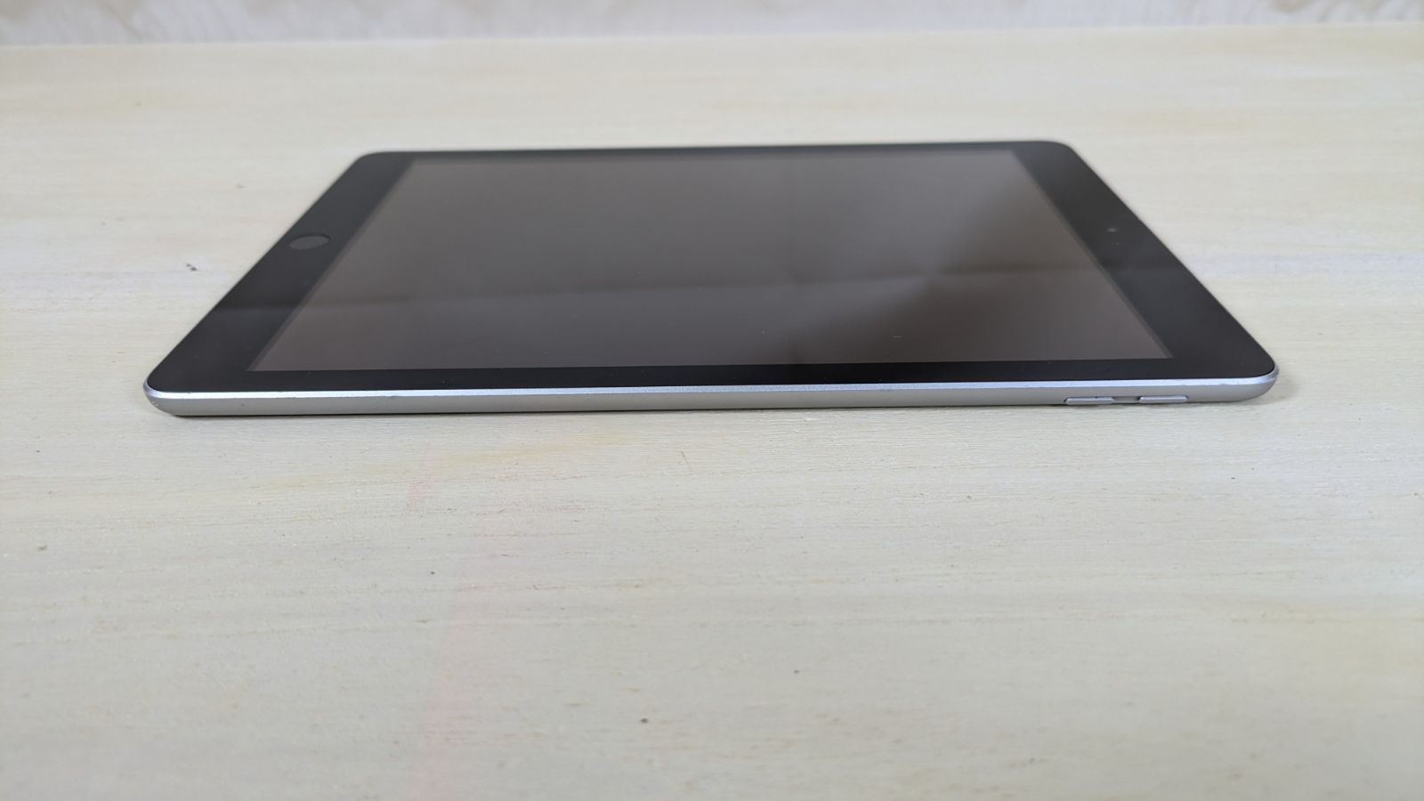 iPad第6世代 32GB Wi-Fiモデル 中古 傷あり - メルカリ