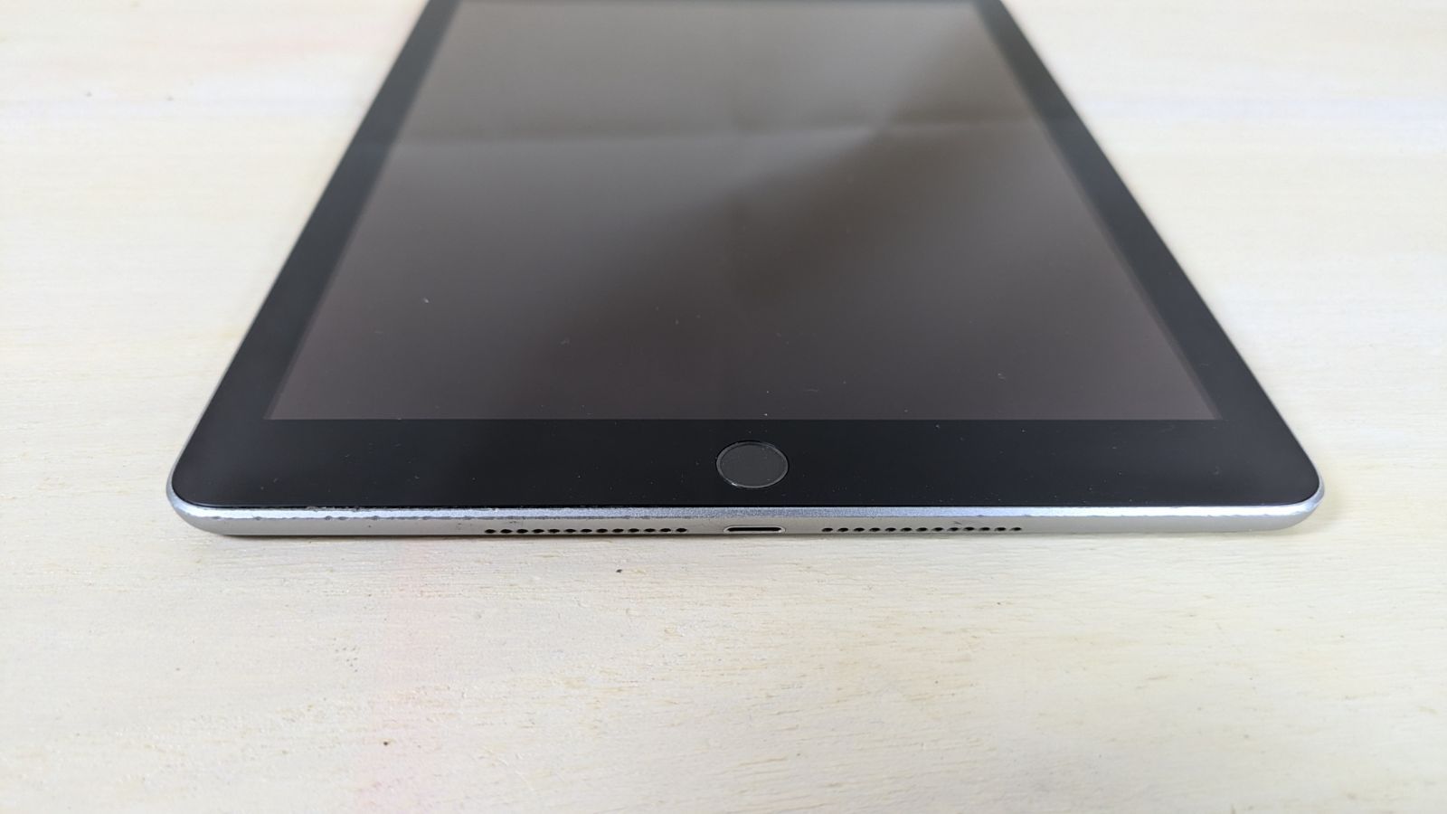 iPad第6世代 32GB Wi-Fiモデル 中古 傷あり - メルカリ