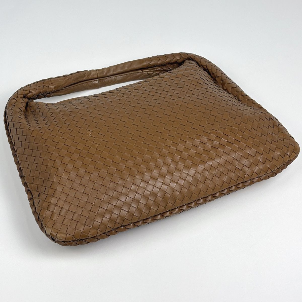 この写真 ボッテガヴェネタ BOTTEGAVENETA イントレチャート ショルダーバッグ