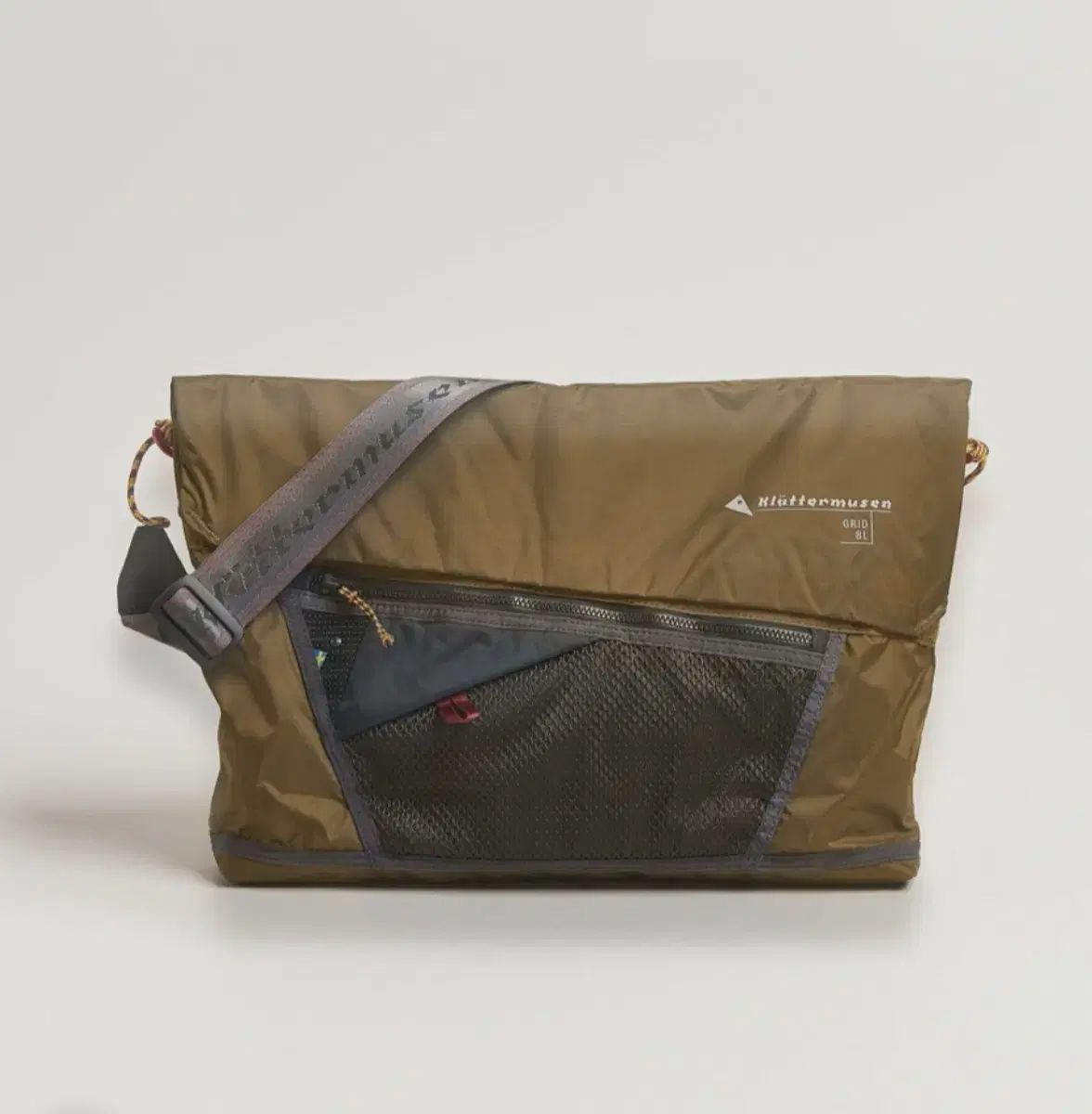 未使用 / KLATTERMUSEN クレッタルムーセン グリッド メッセンジャーバッグ 8L