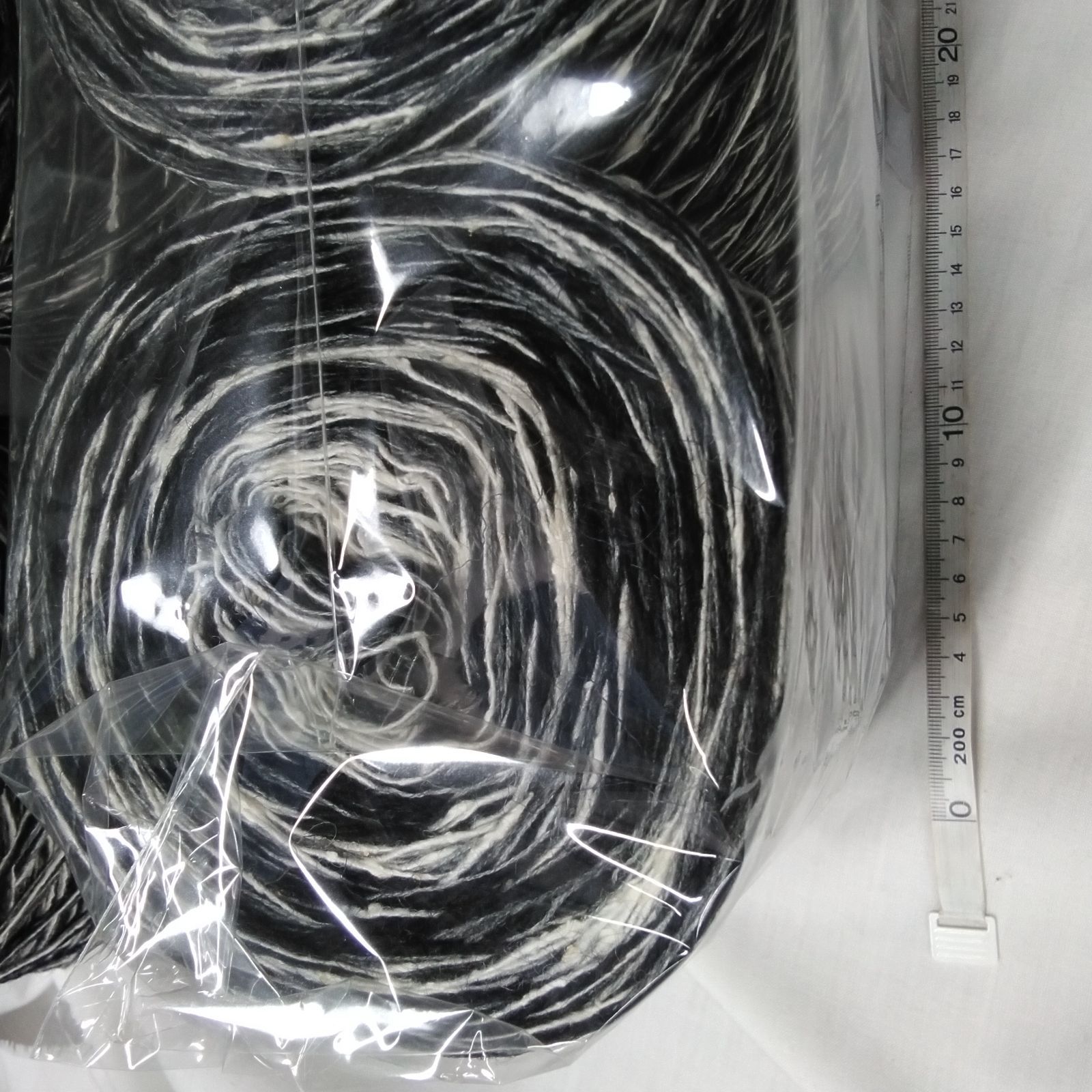 引き揃え糸」「ゼブラ糸」 8玉 総重量 約1.4kg 手編みや、ハンドメイド
