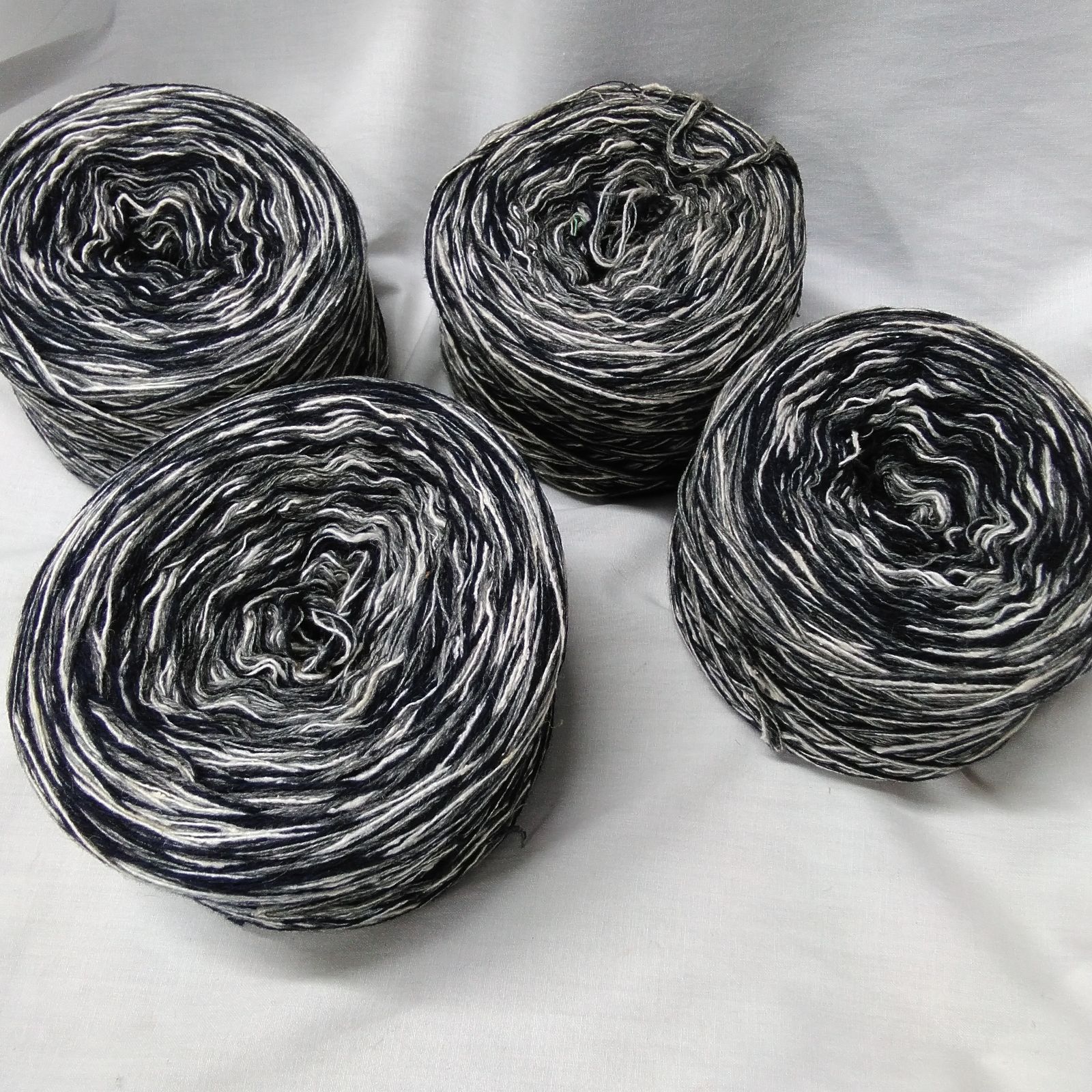 引き揃え糸」「ゼブラ糸」 8玉 総重量 約1.4kg 手編みや、ハンドメイド