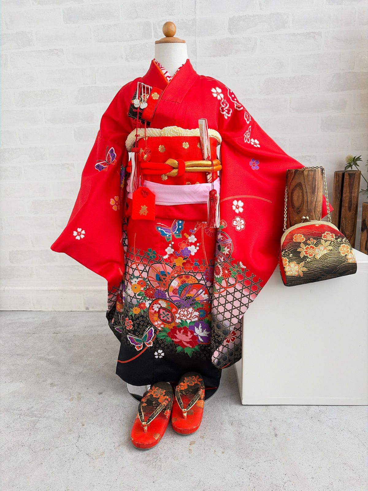 七五三　３歳女の子　三つ身フルセット　赤裾黒鼓に蝶の着物　赤黒に椿の花がかわいい帯に筥迫のセット