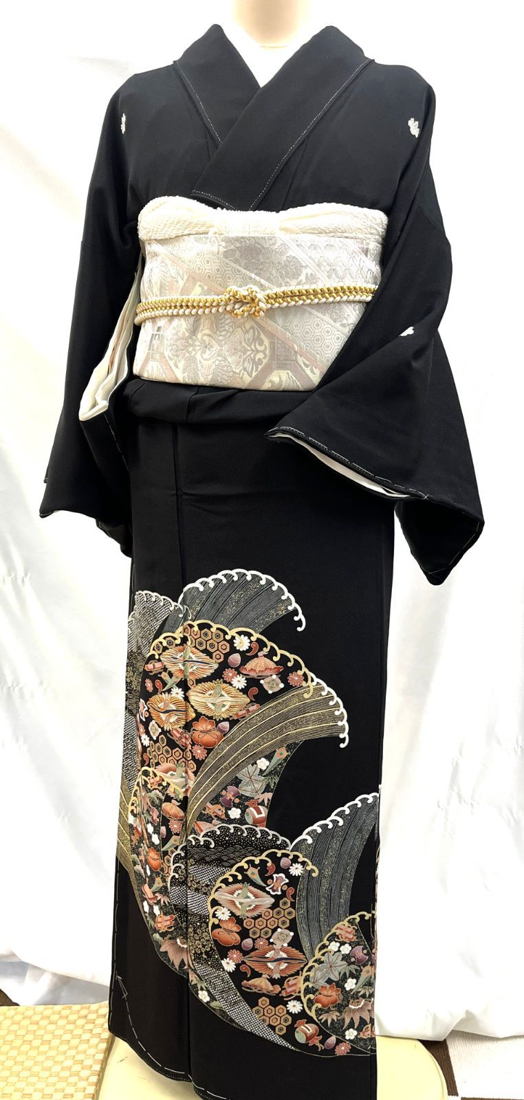 トールサイズ 黒留袖 未使用 仕付け付き 刺繡 金糸 正絹？ 5つ紋 身丈
