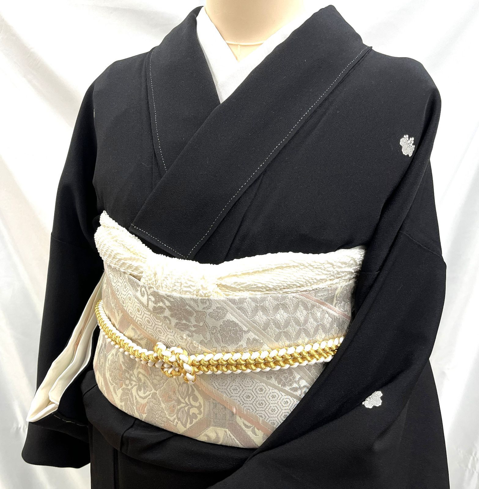 トールサイズ 黒留袖 未使用 仕付け付き 刺繡 金糸 正絹？ 5つ紋 身丈