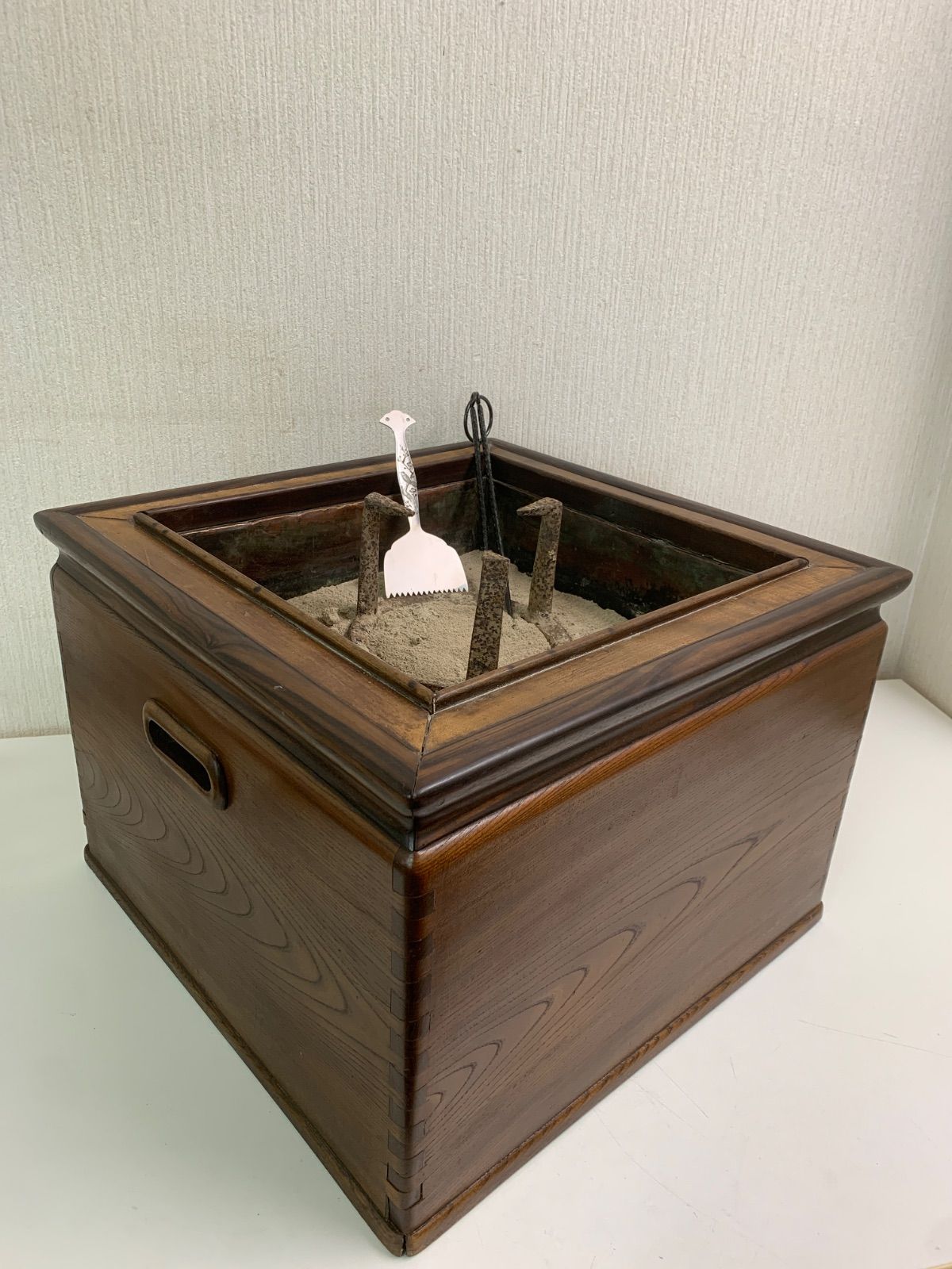 フォロー割対象商品】欅角火鉢 五徳・灰ならし・火箸・灰付き 昭和