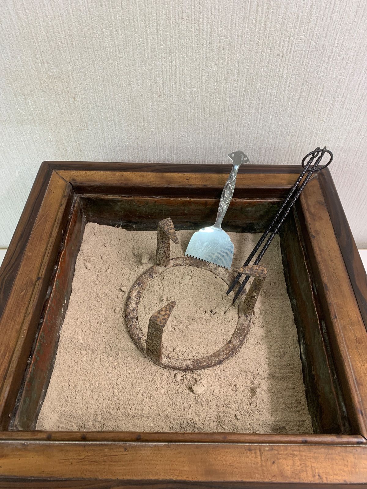 フォロー割対象商品】欅角火鉢 五徳・灰ならし・火箸・灰付き 昭和