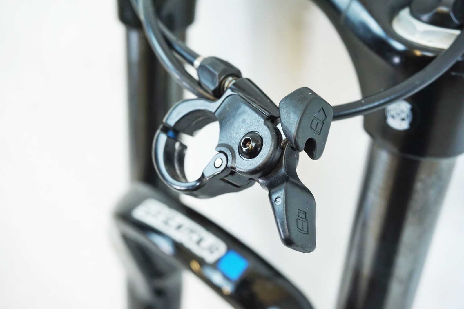 SR SUNTOUR 「エスアールサンツアー」 XCR 29インチ サスペンション