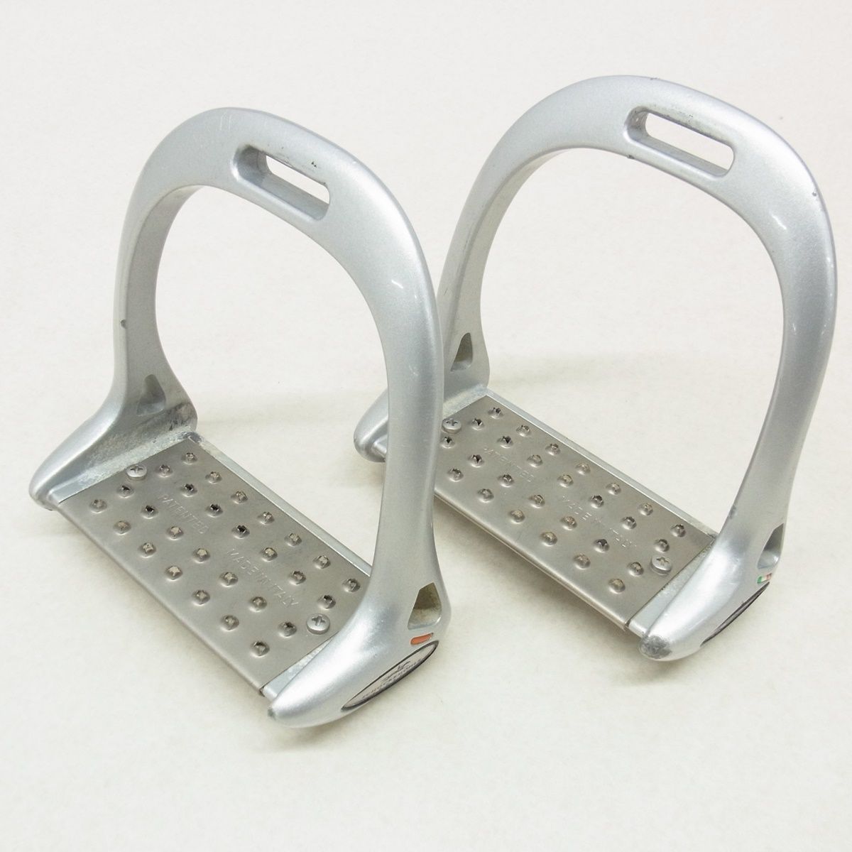 LORENZINI ロレンツィーニ 鐙 障害飛越競技用 チタニウムプレート 内寸約12.2cm ステップ奥行約6.6cm 馬具