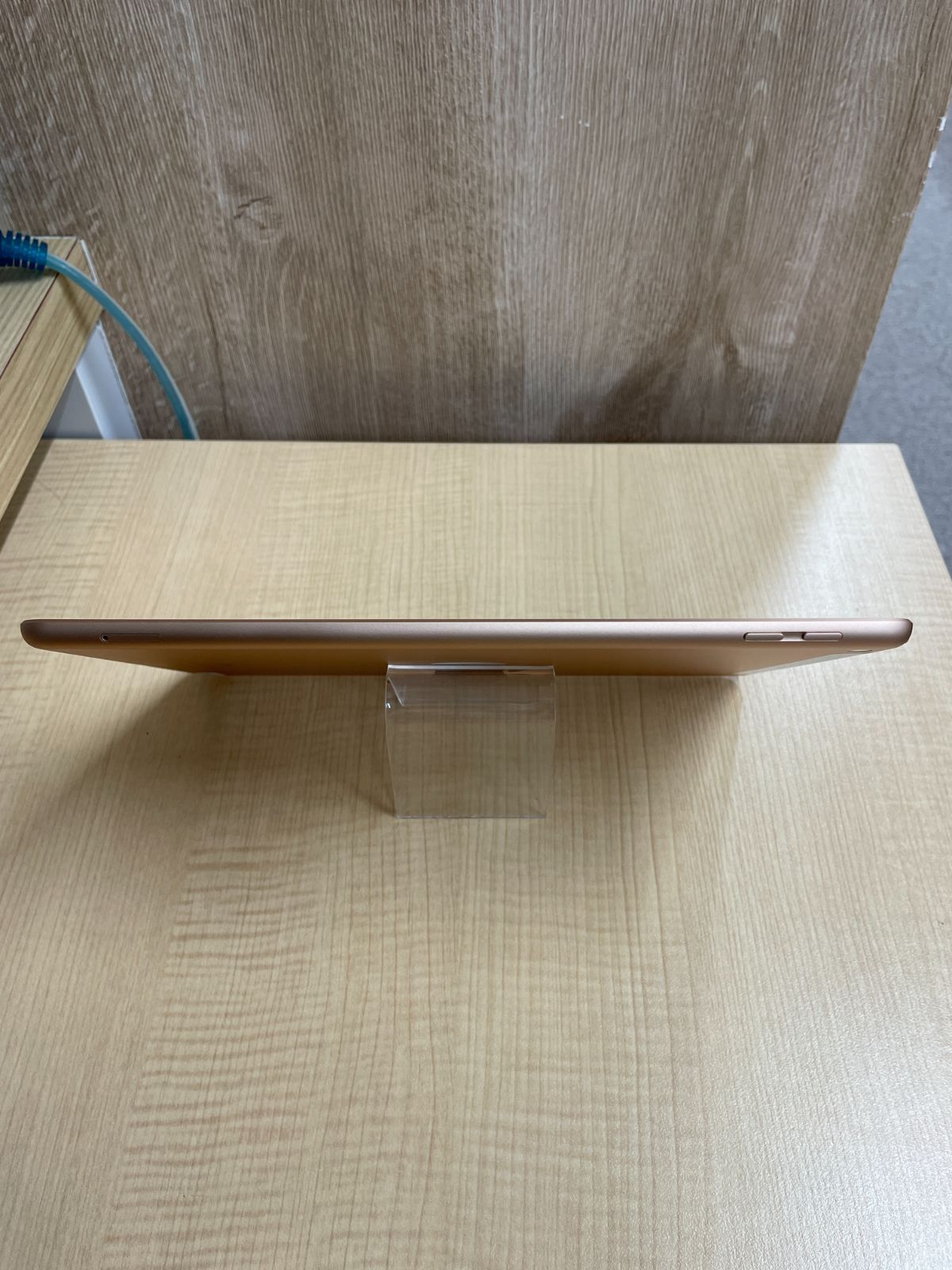 iPad6 本体 32GB WiFi+Cellularモデル ゴールド - メルカリ