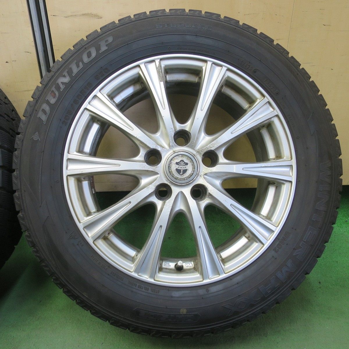 バリ溝！23年！8.5分☆スタッドレス 205/60R16 ダンロップ ウインター 