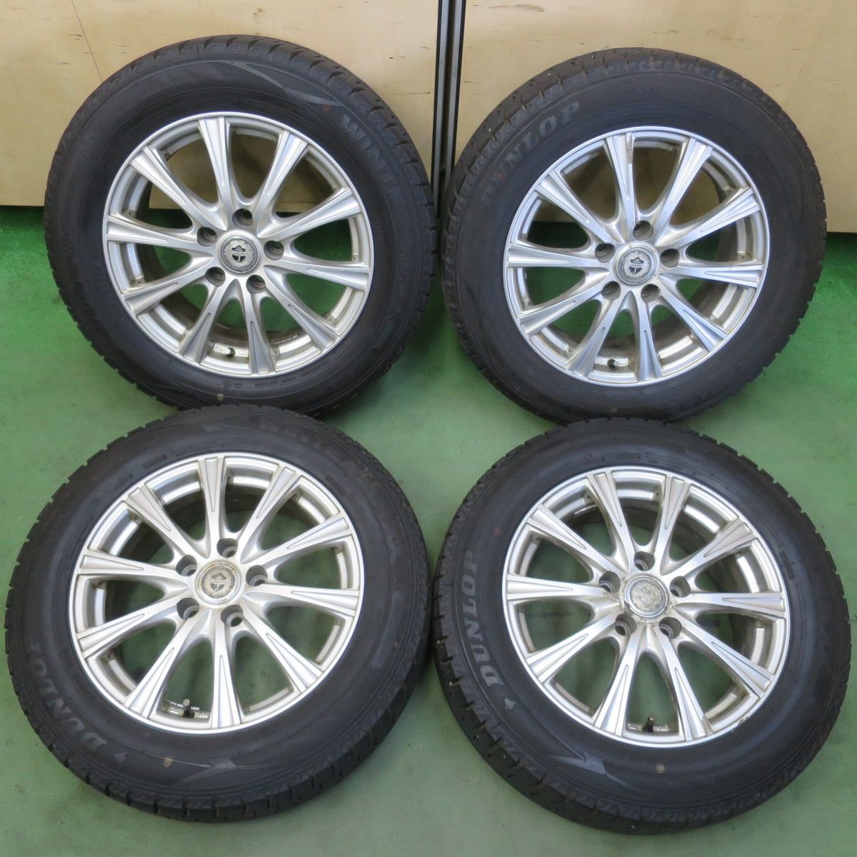 バリ溝！23年！8.5分☆スタッドレス 205&frasl;60R16 ダンロップ ウインター