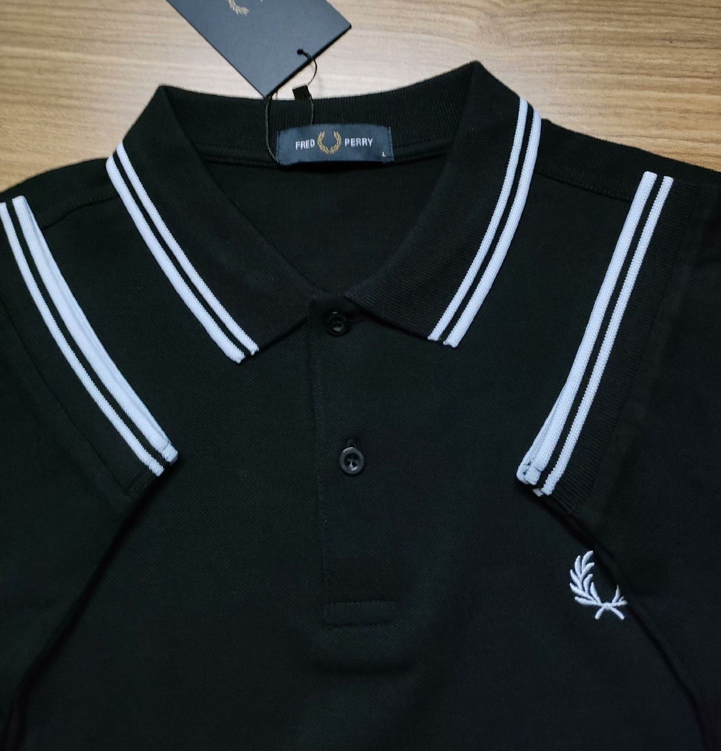 タグ付き FRED PERRY フレッドペリー ブラック ポロシャツ 半袖 服の数