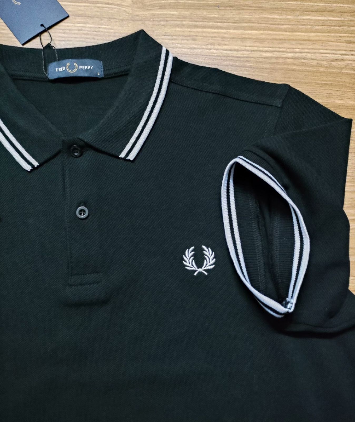 タグ付き FRED PERRY フレッドペリー ブラック ポロシャツ 半袖 服の数