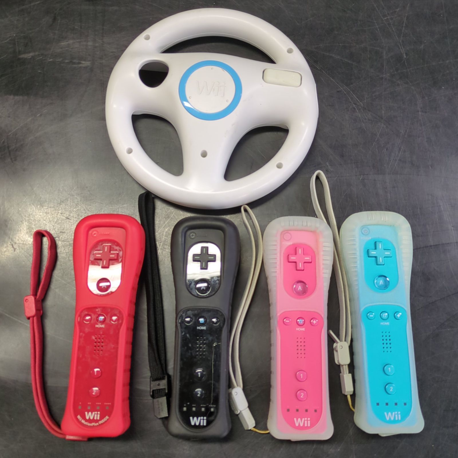 D15813】ジャンク Wii 2台 周辺機器 コントローラー ソフト 1台分箱