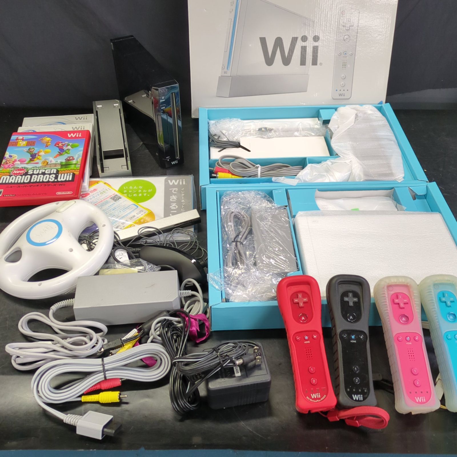 D15813】ジャンク Wii 2台 周辺機器 コントローラー ソフト 1台分箱