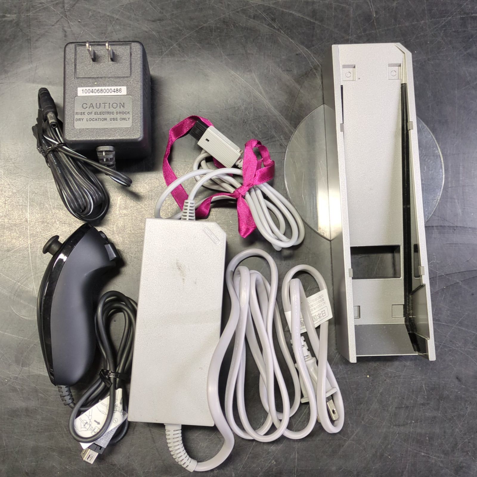 D15813】ジャンク Wii 2台 周辺機器 コントローラー ソフト 1台分箱