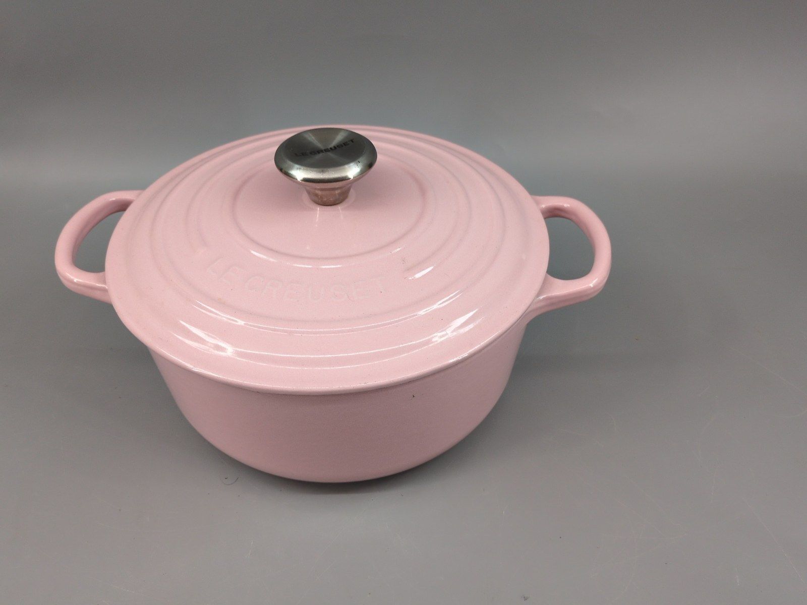 【美品】ル・クルーゼ ココット・ロンド 20cm シフォンピンク 両手鍋 鋳物 ホーロー 鍋 2.4L IH対応 フランス製 キャセロール おしゃれ かわいい キッチン インテリア 食卓を彩る 人気カラー LE CREU